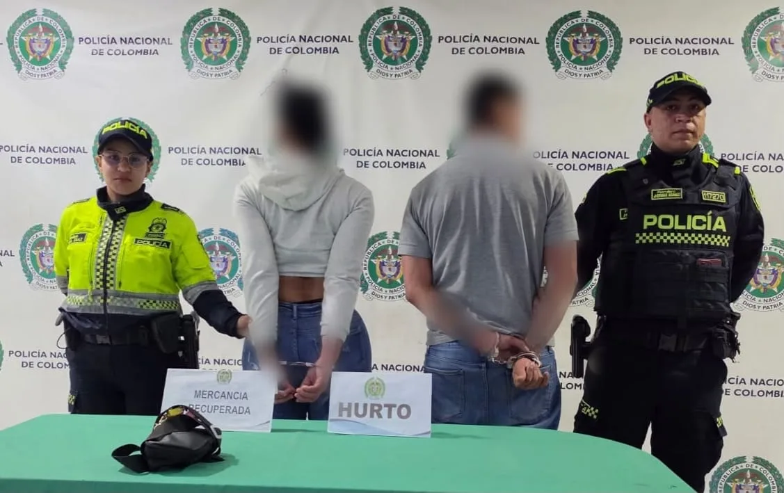 Mujer usó a su propio hijo para robar un local comercial en Bogotá y lo abandonó junto a su cómplice cuando llegaron las autoridades