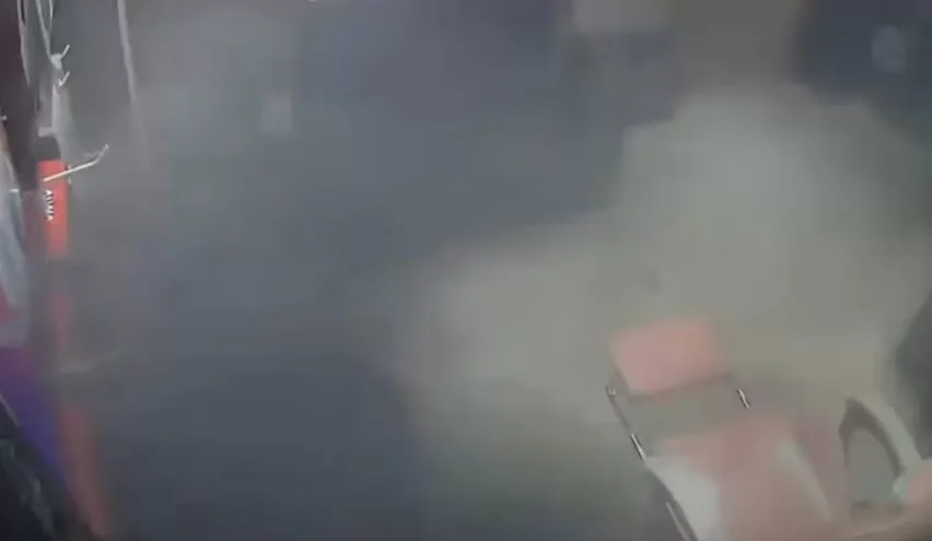 Video: un policía evitó un incendio después de que un parlante explotara en un local en Córdoba