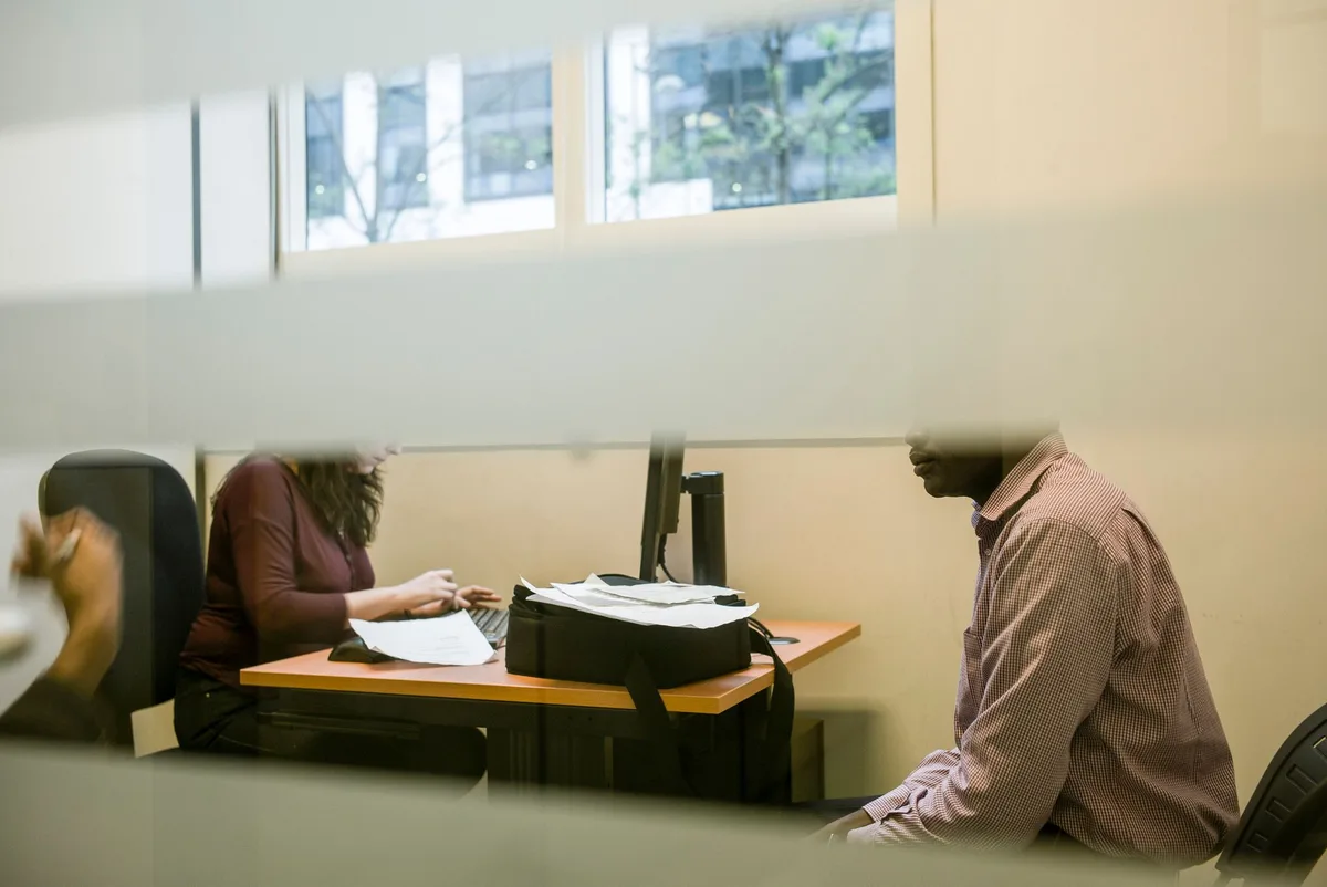 Immigration : les officiers de protection, petites mains de la demande d’asile