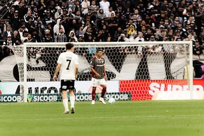 Torcida do Corinthians protesta após mais uma derrota no Brasileirão