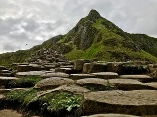 Pourquoi ce rituel incontournable des touristes met en danger un site naturel en Irlande du Nord ?