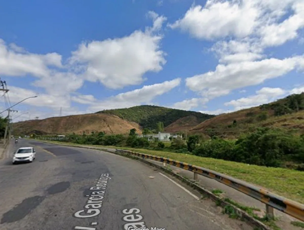 Caminhão com 28 toneladas de papelão tomba na Zona Norte, em Juiz de Fora