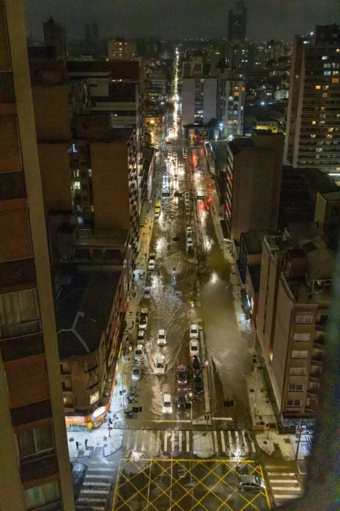 Tempestade derruba árvores, muros e alaga ruas na Grande Curitiba