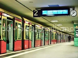 "Ich mag das hin und wieder" : Merz schwärmt von morgendlichen S-Bahn-Fahrten in Berlin