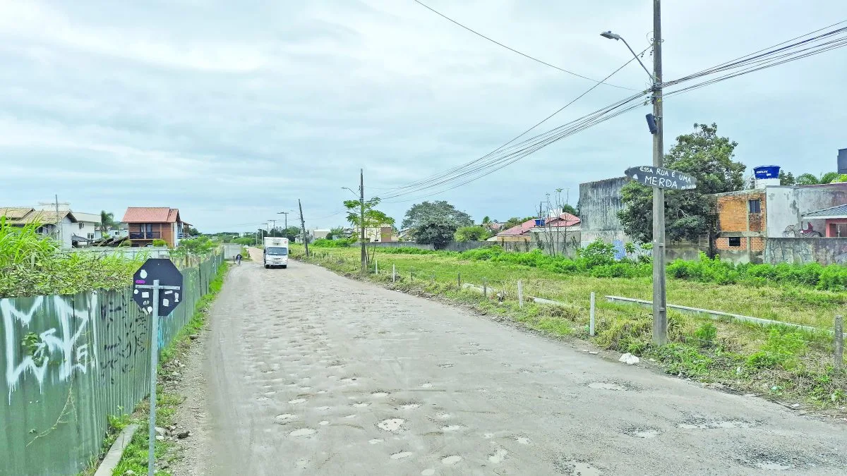 Via apelidada de ‘lua’ em bairro caro de Florianópolis vai finalmente ser recuperada