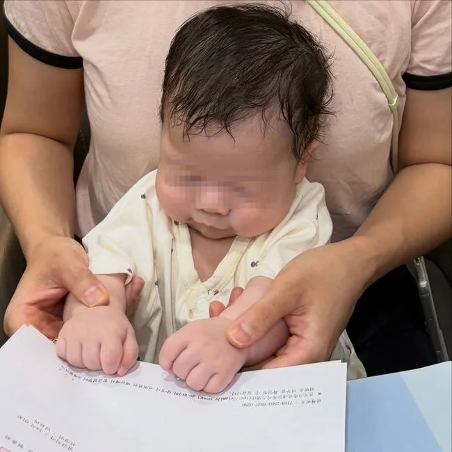 남보라 아들, 생후 3개월만 첫 은행 업무..도장 꽉 쥔 '고사리 손' 귀여워