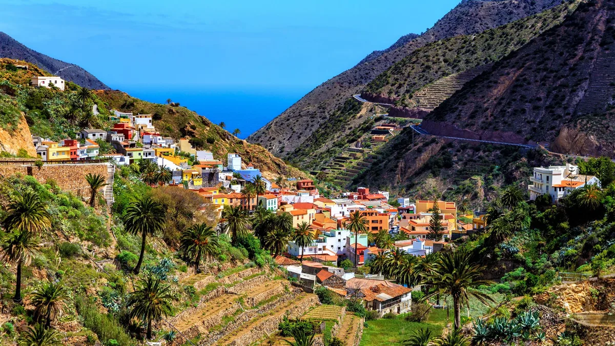 La isla-refugio en Canarias donde vivir un verano eterno: bosques milenarios, pueblos con encanto y gastronomía local