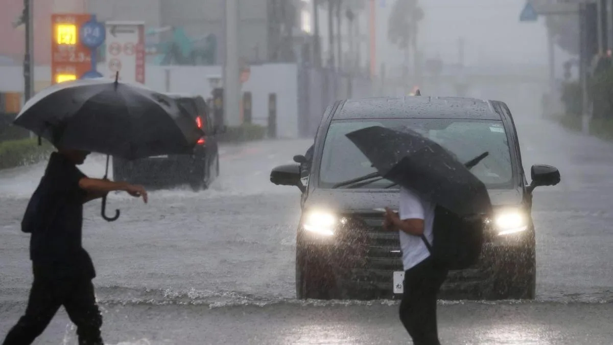 Typhoon Dujuan: Japan lashed by record rain leaving four dead, six missing