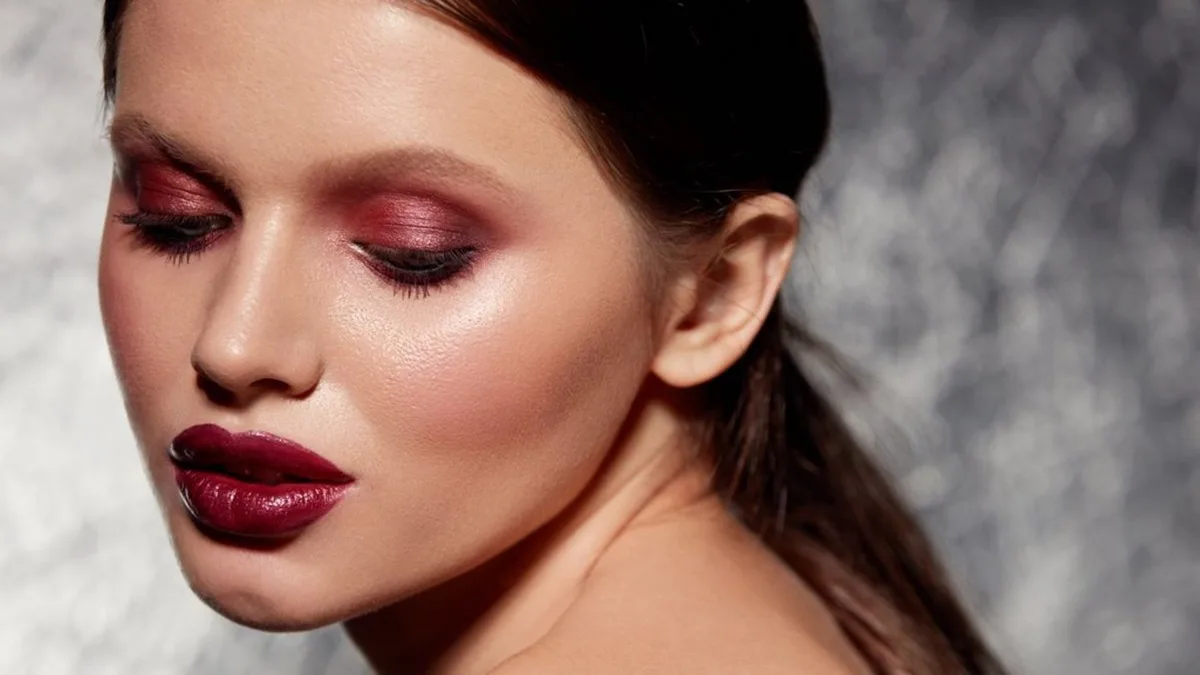 Burgundy Eyes: Diese Farbe sorgt für einen intensiven Blick