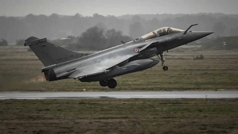 Simplifier la vie des pilotes, forcer l'ennemi à se découvrir... L'armée de l'Air développe l'intelligence artificielle dans ses avions Rafale et Mirage pour un "combat collaboratif" encore plus éclair