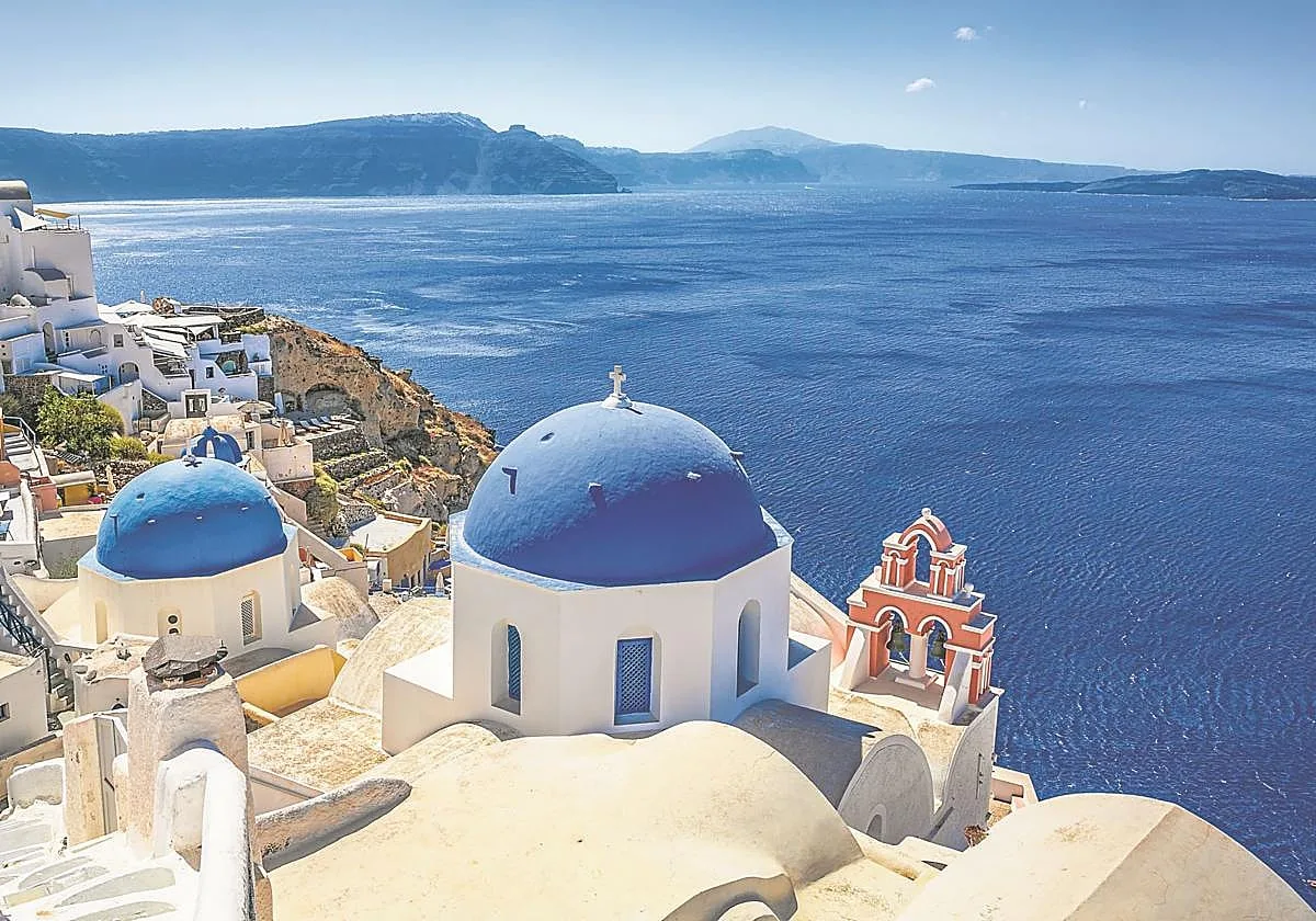 Una isla para cruceristas frente al reto del turismo lento: el pulso por el futuro de Santorini