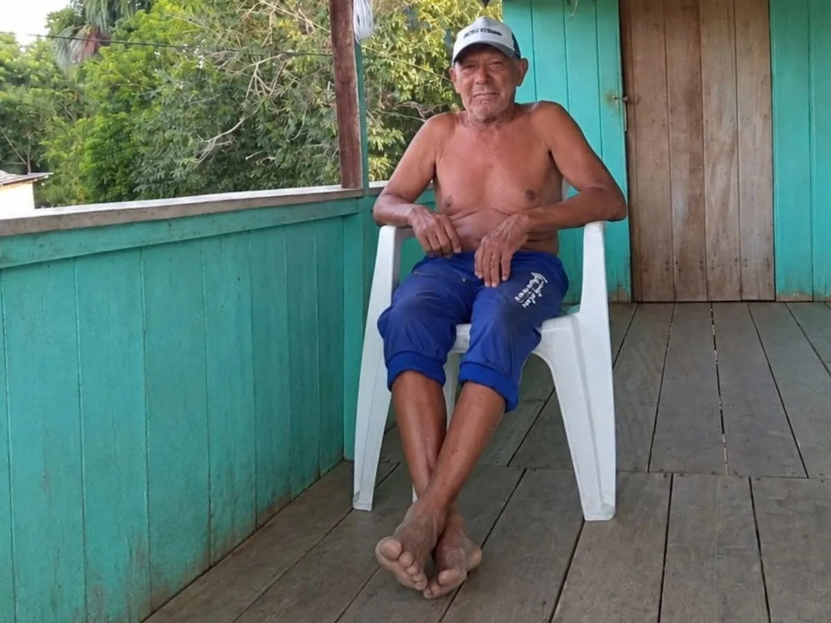 Barqueiro sumiu ao tentar subir em embarcação para transportar alunos em rio, dizem bombeiros