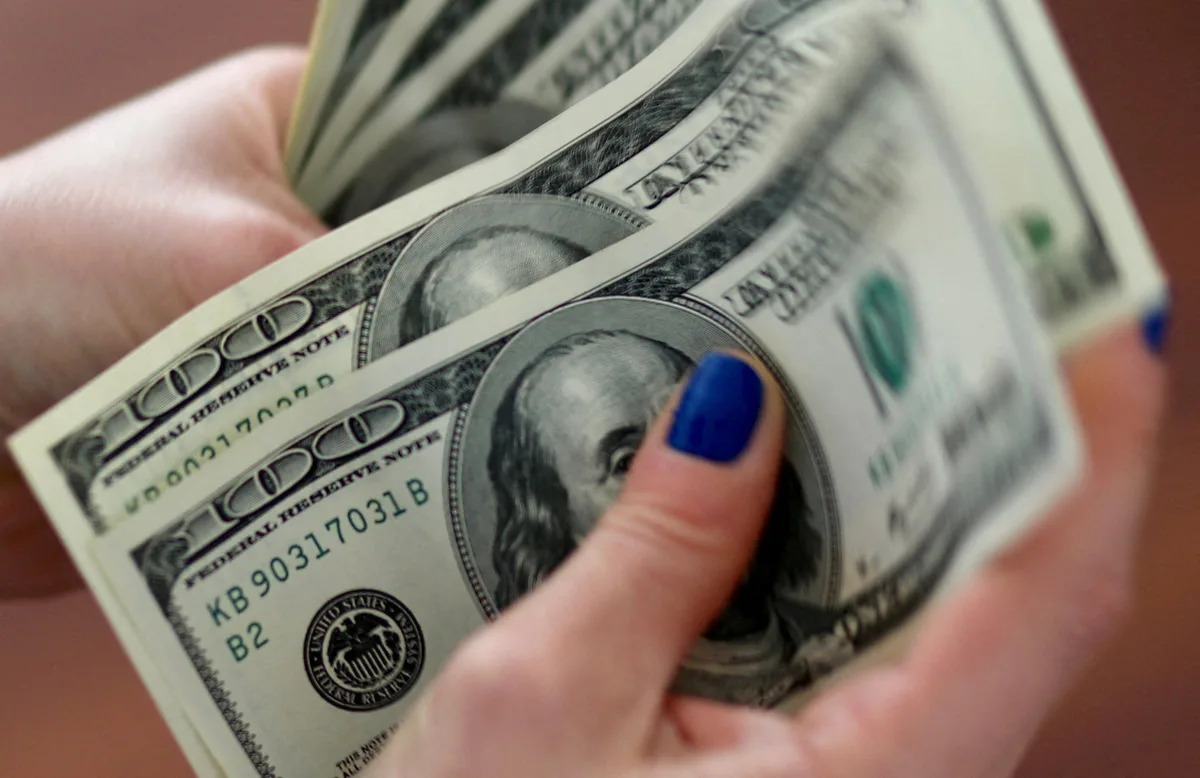 El dólar cerró la semana a la baja y tocó un precio mínimo en lo que va de agosto
