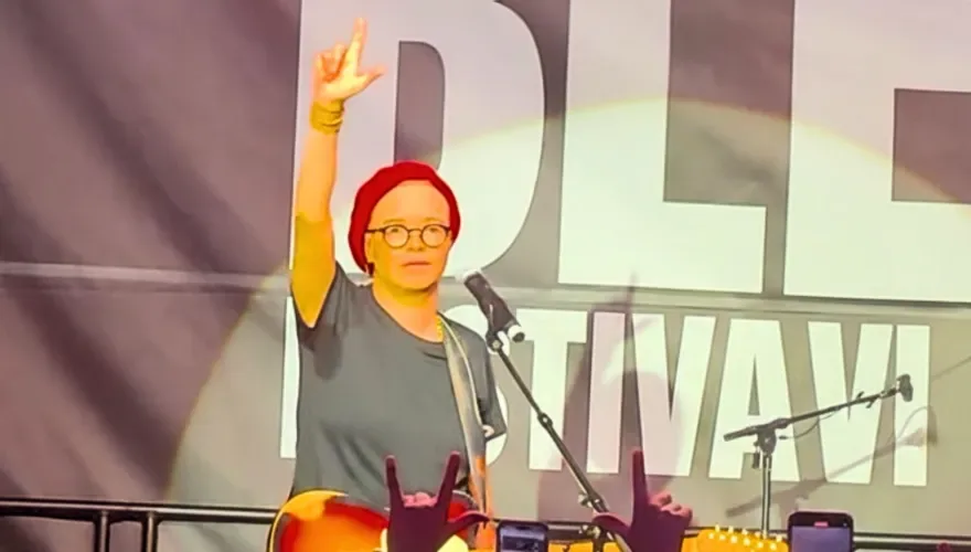 Maria Gadú é vaiada por bolsonarista e alerta: "O país corre risco"