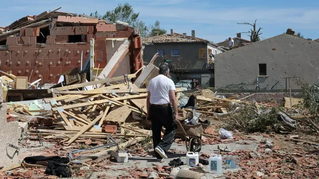 "Bombardeados pela natureza". As imagens da ruína em França após tornado