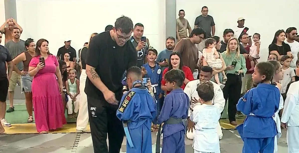 Caio Borralho volta às origens no judô e se emociona ao acompanhar festival infantil