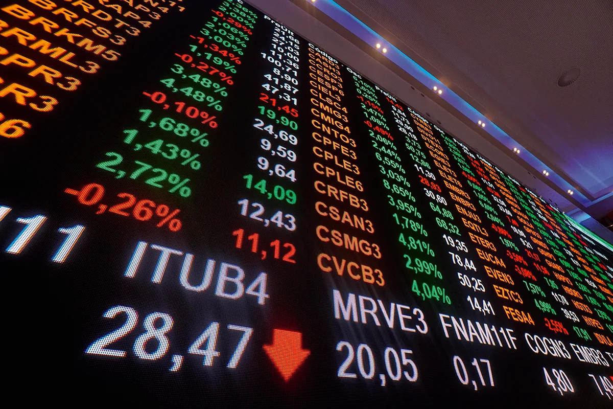 Ibovespa cai 2,50% e fecha aos 167,8 mil pontos com aumento da percepção de risco no Brasil