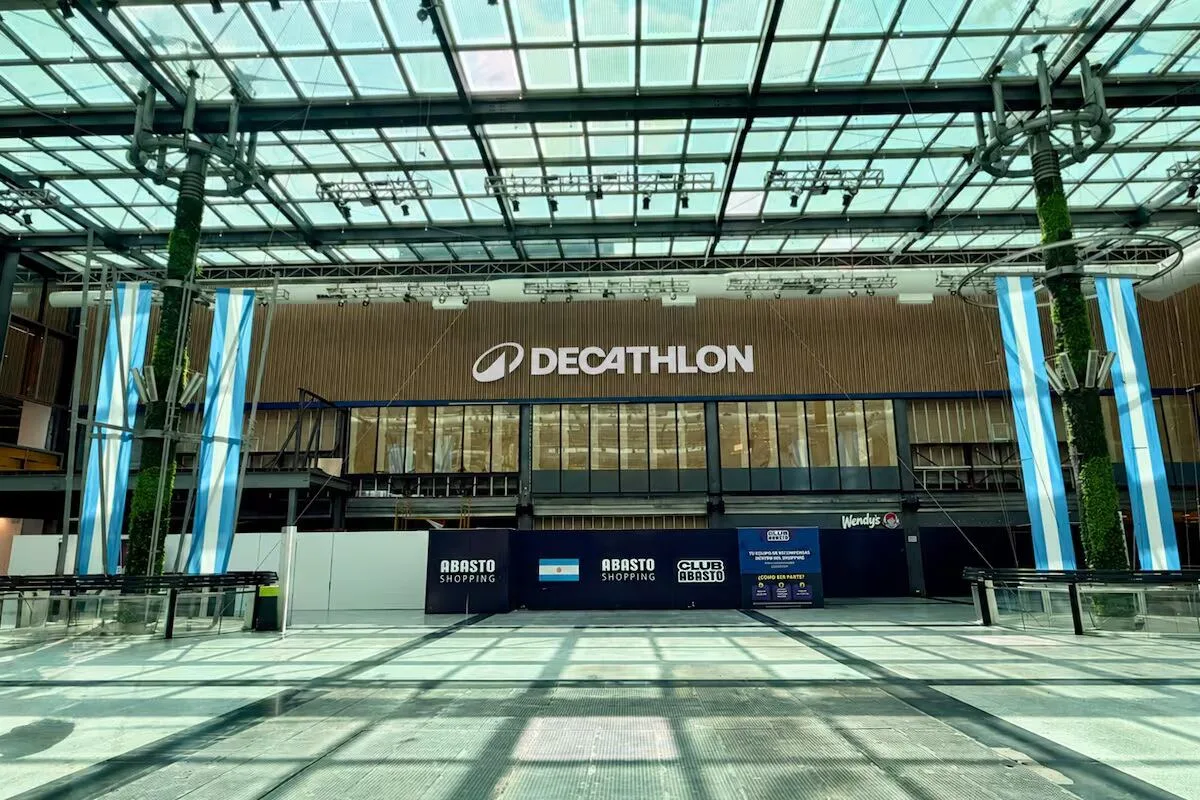 Decathlon abre su primer local en la ciudad de Buenos Aires y no es en un shopping de Palermo