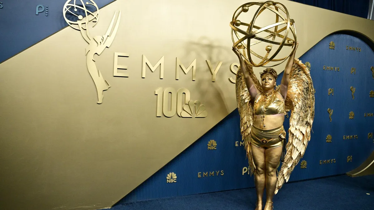 Pour les Emmy Awards 2026, il n’y avait pas plus à propos que la tenue de cette actrice de « Hacks »