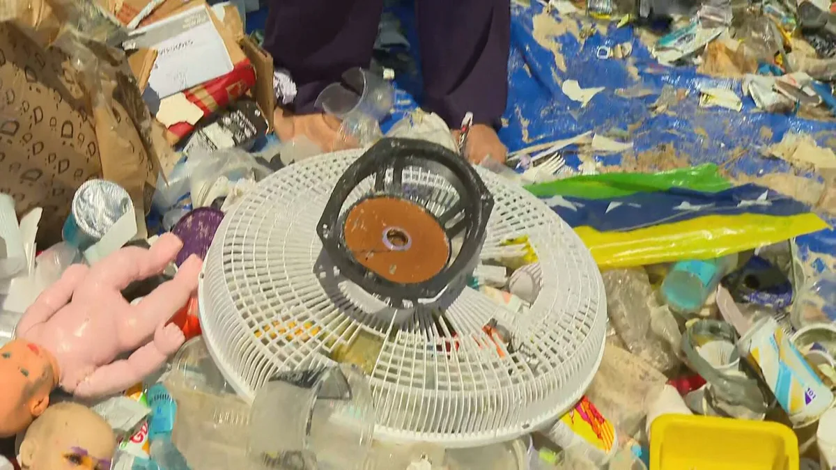 Dia Mundial da Limpeza: Boneca, ventilador e restos de caixa de som estão entre os 480 quilos de lixo recolhidos na Praia do Flamengo