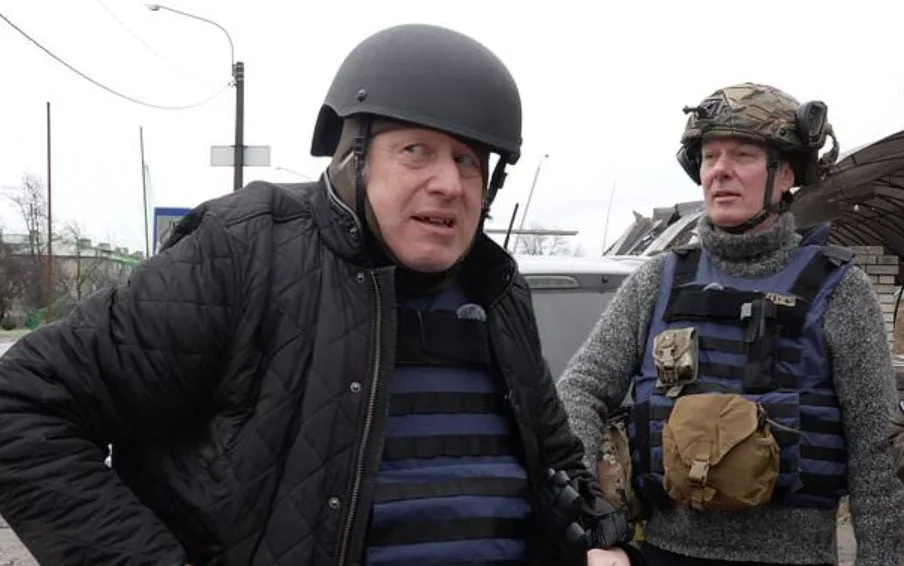 Boris Johnson se salvó por poco tras ser evacuado de un tren durante el ataque de drones rusos