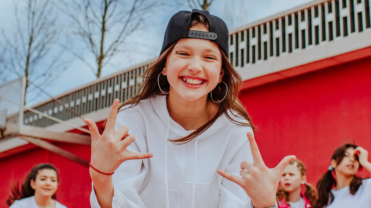 Qué es 'farmear aura', el fenómeno viral que ha saltado de TikTok a las calles y arrasa entre los jóvenes: "Es una especie de videojuego social"