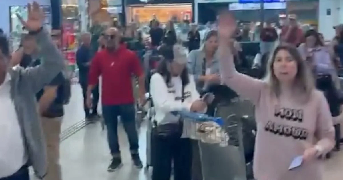 Casi 300 pasajeros que salieron de Argentina hacia España quedaron varados en Brasil por una falla de un avión de la aerolínea Plus Ultra