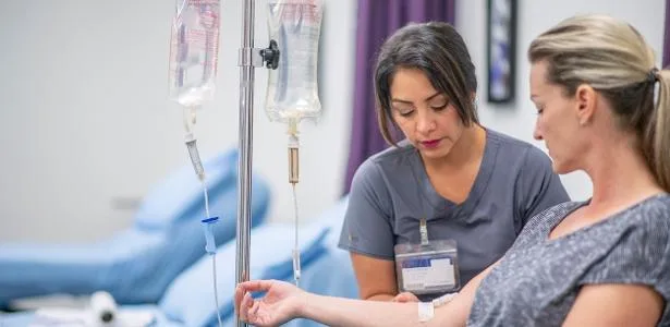 Demitida por faltar no trabalho por quimioterapia é indenizada em R$ 1,2 mi
