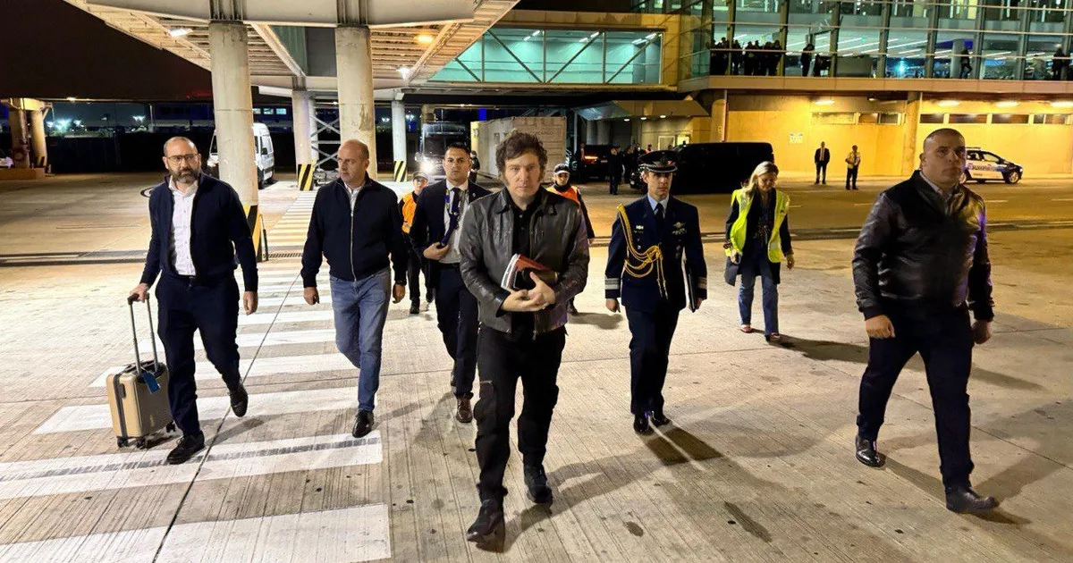 Javier Milei y sus medidas, EN VIVO: el Presidente llegó a Estados Unidos y se reúne con el hermano de Flávio Bolsonaro