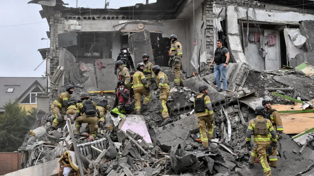 Ukraine : une attaque russe fait 20 morts à Zaporijjia, passe d'armes entre Trump et Zelensky