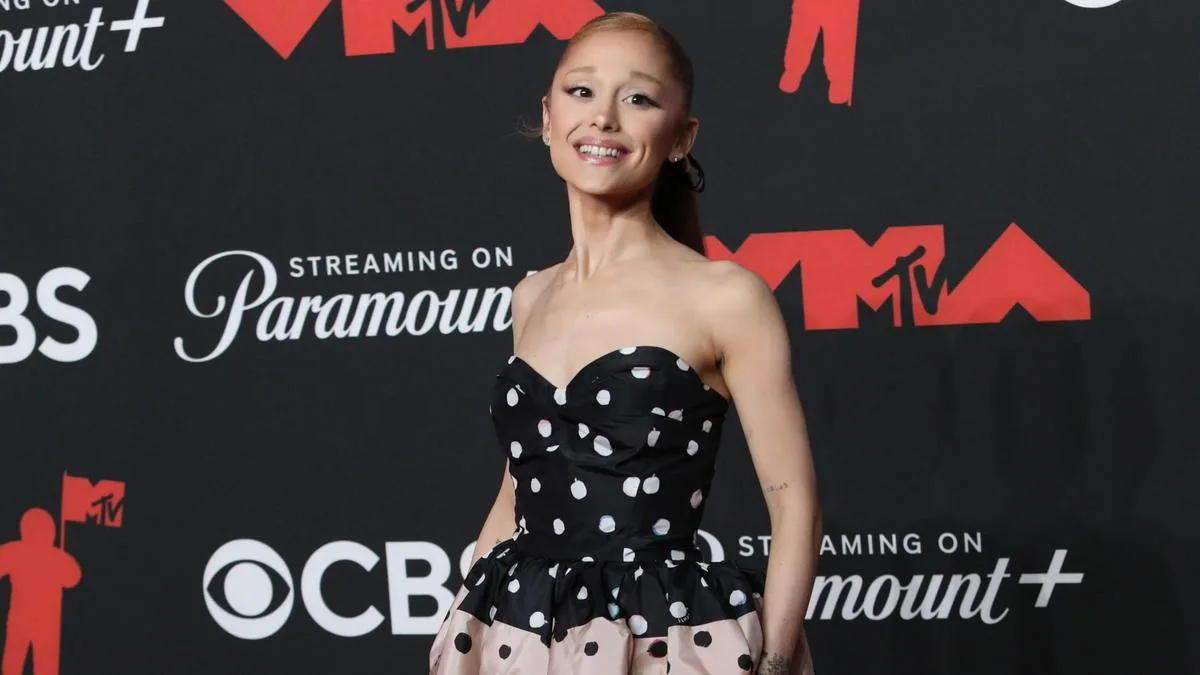 Ariana Grande ditches high heels after suffering 'deep cut'