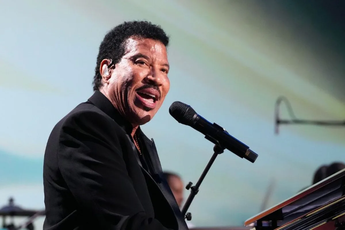 Lionel Richie é internado em UTI após passar mal durante show nos EUA