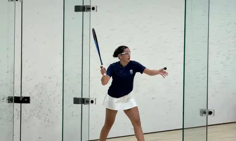 Nascida de raquete na mão, Laura Silva carrega o sonho da família no squash