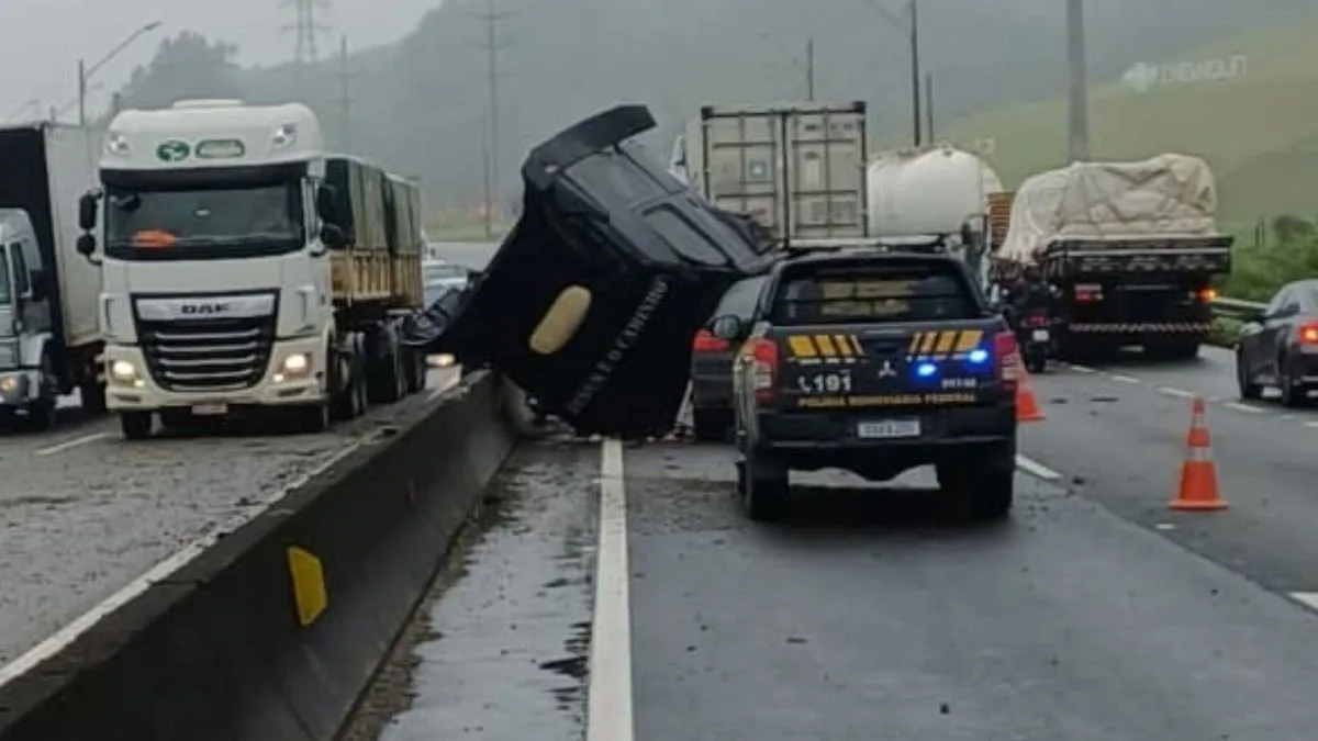 Trânsito parado: BR-101 é bloqueada em vias nos dois sentidos após colisão em SC