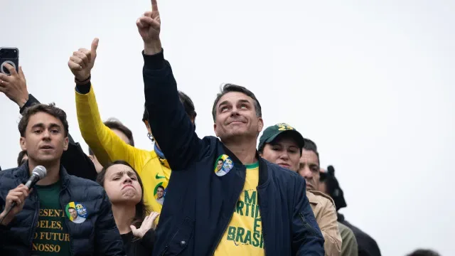 Flávio Bolsonaro promete integrar Brasil no Escudo das Américas se vencer