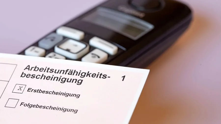 Krankschreibung: Längere Fehlzeiten durch verschärfte Attestpflicht?