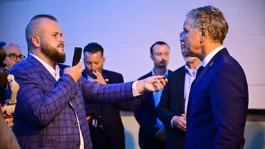 Provozieren und bedrängen als Geschäftsmodell
