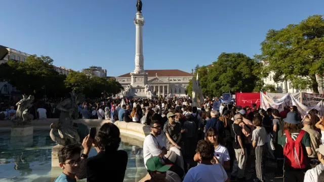 Manifestantes continuam acampados em Lisboa e Porto após noite tranquila