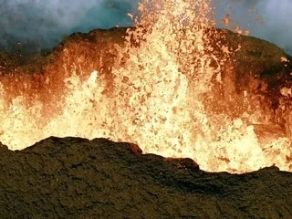 « Les mystères de Santorin » : au-delà du tourisme, ce documentaire d’Arte montre la menace qui plane sur l’île grecque