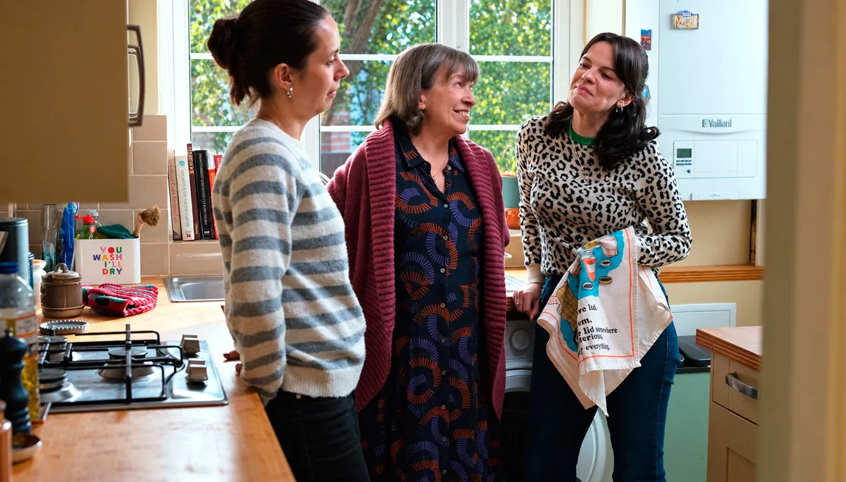 "Firme candidata a la Concha de Oro": La película que ha conmovido al Festival de San Sebastián y con la que se despide por todo lo alto Mike Leigh, leyenda del cine social británico