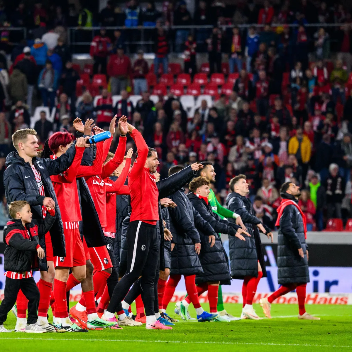 Fußball-Bundesliga - SC Freiburg gewinnt in Unterzahl und übernimmt die Tabellenführung
