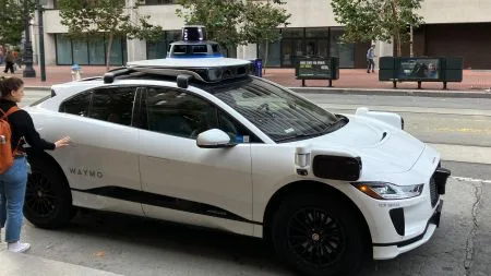 Waymo-Robotaxi ruft Polizei nach Erkennung einer Waffe bei jugendlichen Kunden