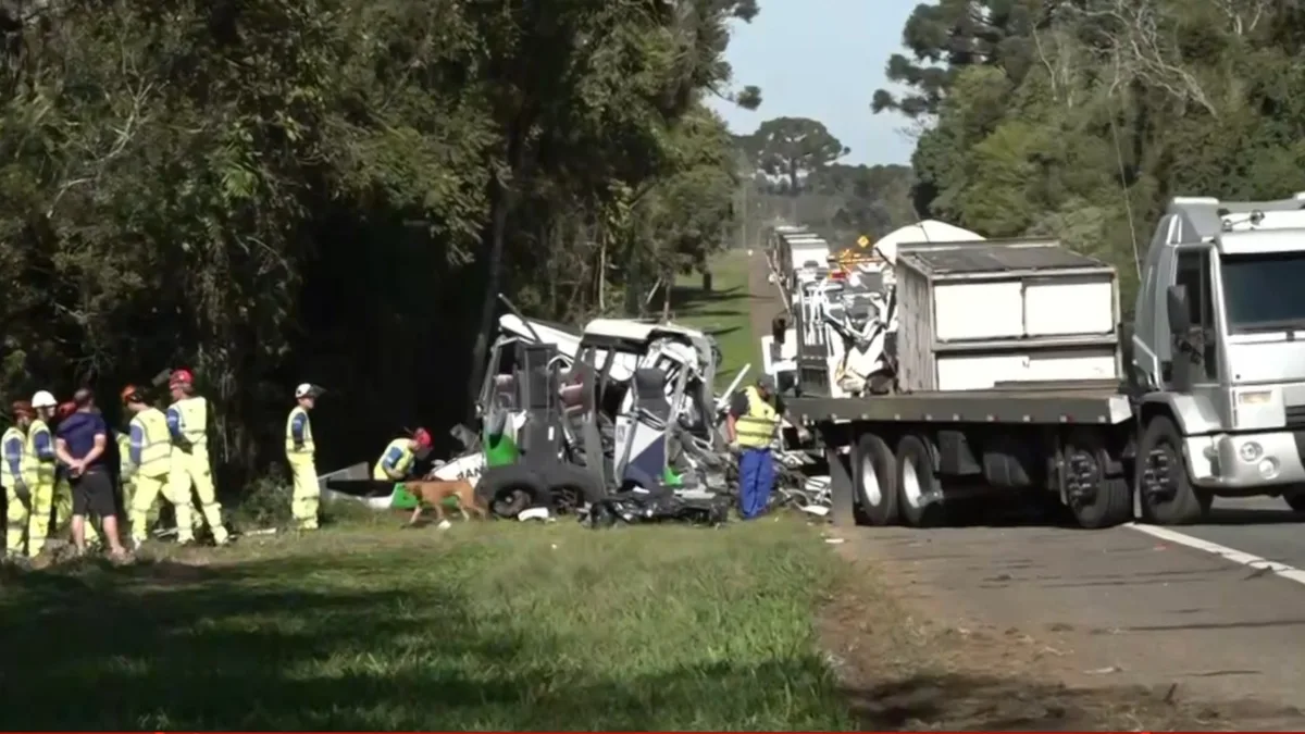 Acidente com 23 mortos e 5 feridos no PR: PRF diz que carreta invadiu pista contrária e bateu de frente com micro-ônibus