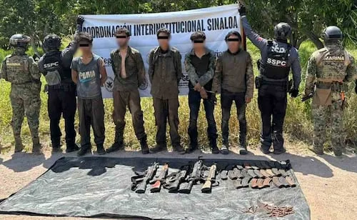 Caen 8 presuntos criminales y desmantelan narcocampamento en Sinaloa; aseguran armas de fuego, artefactos explosivos y droga