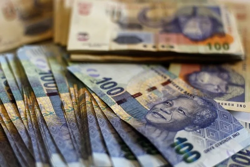 Real net salaries rise for first time in nine months