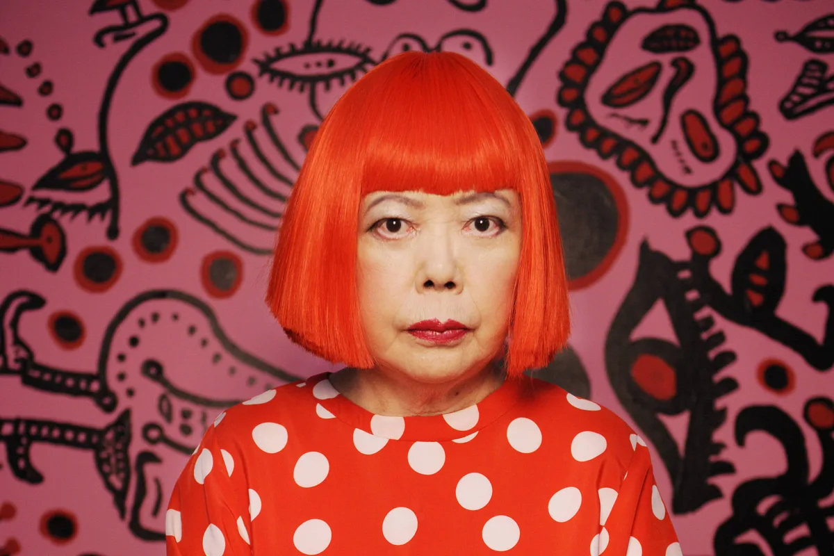 Yayoi Kusama fez de sua loucura uma locomotiva de vibrações até políticas