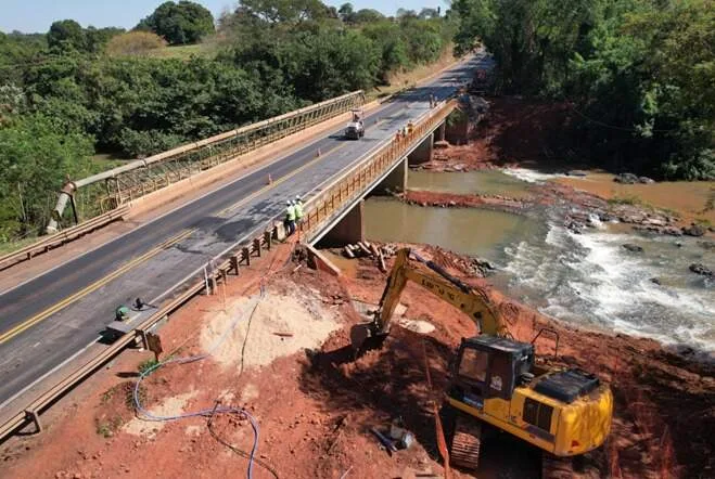 Way-112 alarga duas pontes da BR-158 para ampliar segurança