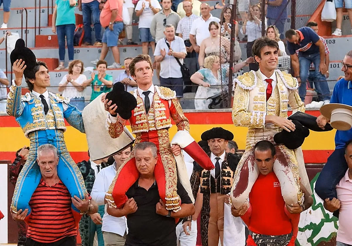 Tarde triunfal en Villacarrillo de Sebastián Castella, Adrián de Torres y Borja Jiménez, que salen a hombros tras cortar siete orejas