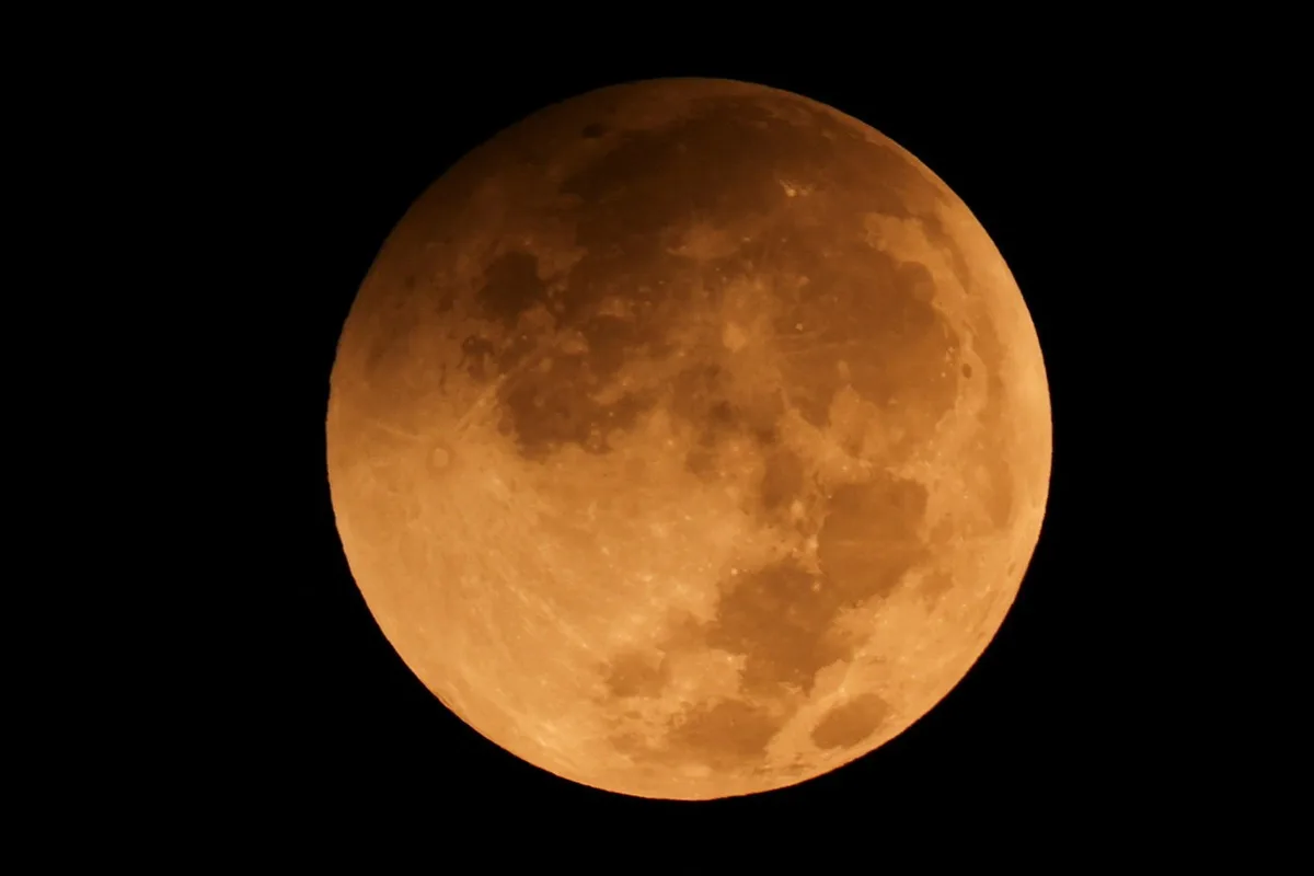 Eclipse lunar parcial: veja FOTOS do fenômeno pelo mundo