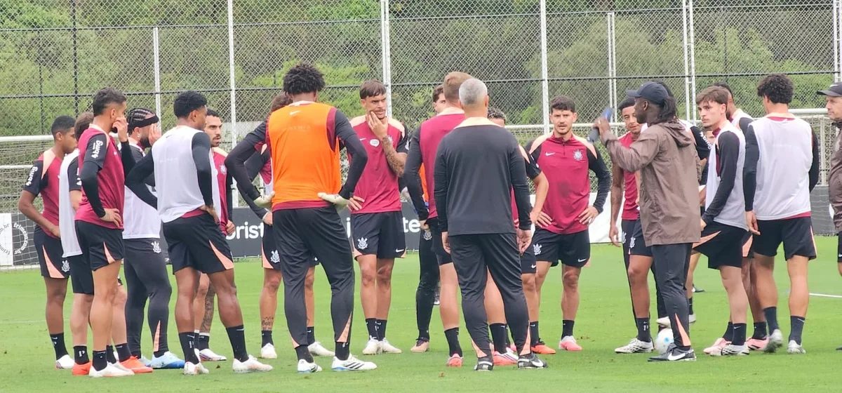 Intervenções e conversas com o grupo: como foi o primeiro treino de Seedorf no Corinthians